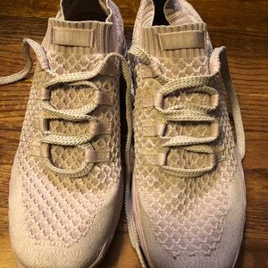 NOBULL size 11 blush knit runner.